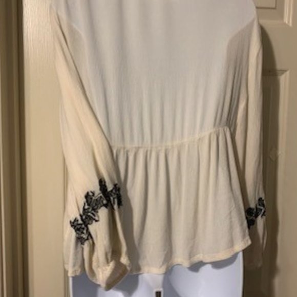 Venus Boho Style Womens Lrg Blouse white with delicate blue embroidery Details - Picture 4 of 9